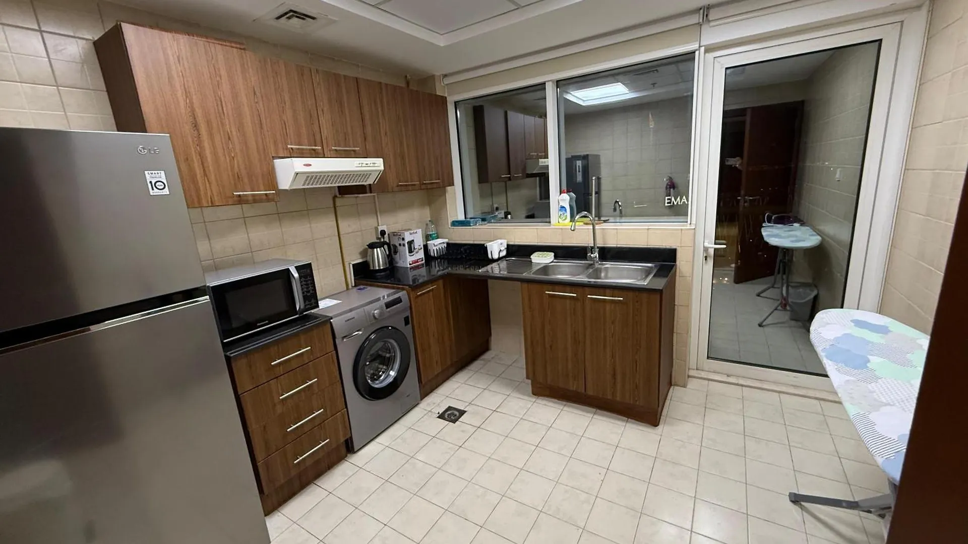5 Min To Dubai Mall Downtown Dormitory Rooms M & F Inn