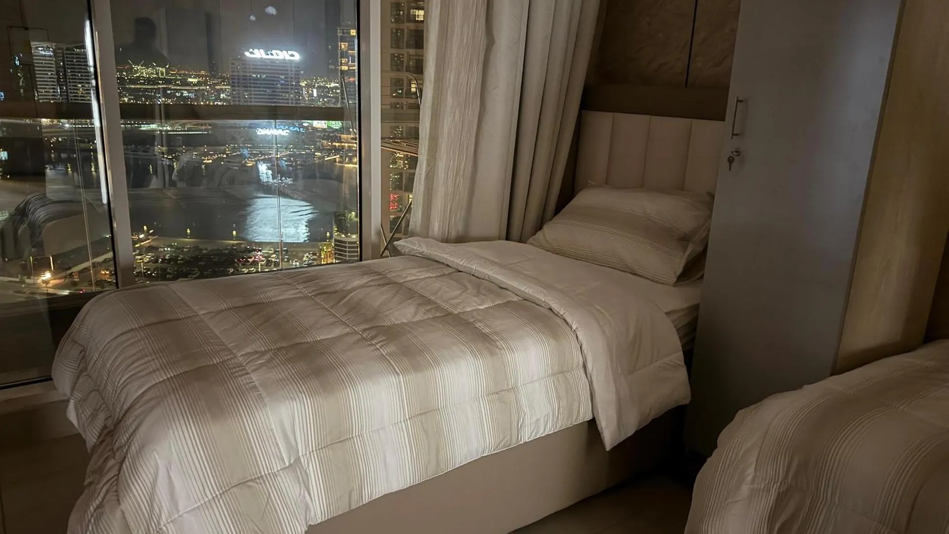 5 Min To Dubai Mall Downtown Dormitory Rooms M & F 0*,  United Arab Emirates