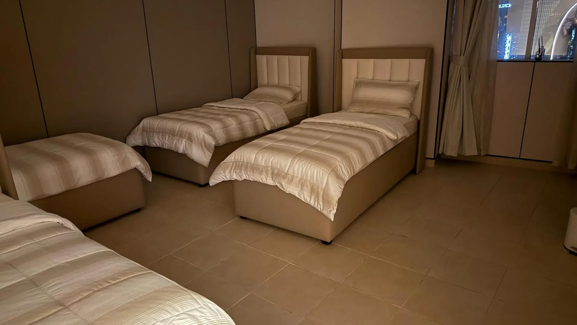 5 Min To Dubai Mall Downtown Dormitory Rooms M & F Inn